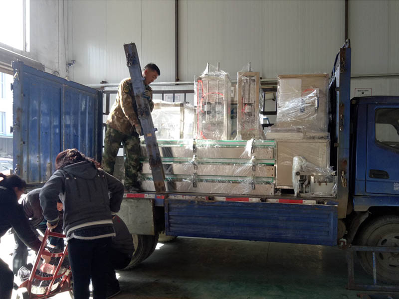 單頭食用油灌裝機發(fā)往濰坊